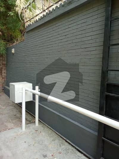 بنی گالہ اسلام آباد میں 8 کمروں کا 4 کنال مکان 9.5 لاکھ میں کرایہ پر دستیاب ہے۔