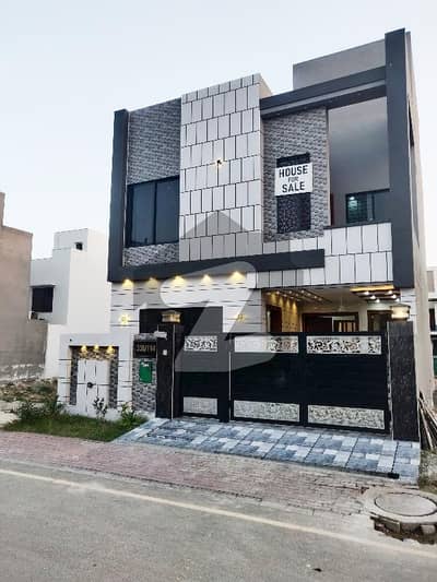 بحریہ ٹاؤن سیکٹر ای بحریہ ٹاؤن,لاہور میں 3 کمروں کا 5 مرلہ مکان 2.6 کروڑ میں برائے فروخت۔