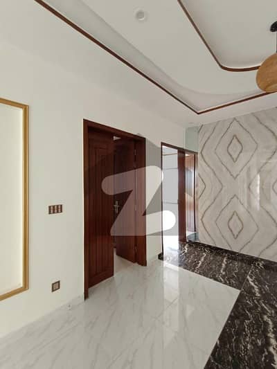 1000sq yd Luxury Villa with Designer Kitchen, Washroom and Elevation. Ready to Move