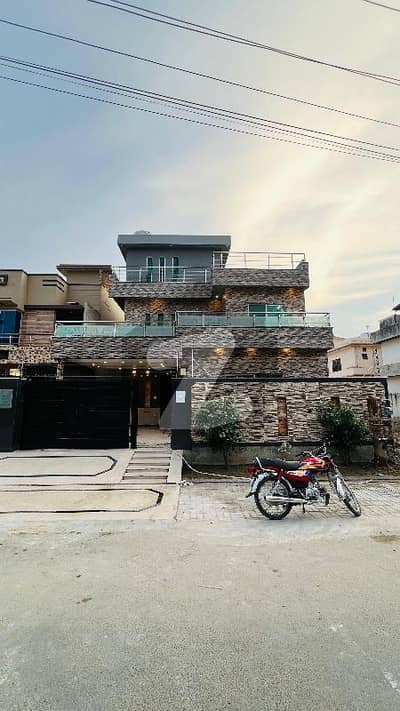 10 Marla Slightly Use House Available For Sale Prime Location Near Toooo Park And Masjid All Facilities Available Here. . . .