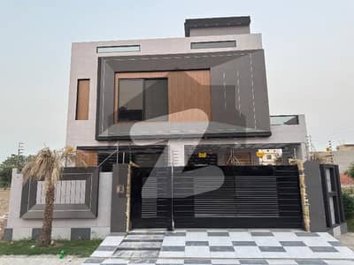 10 Marla Ultra Modern Design House Available For Sale Prime Location Near To Park And Masjid