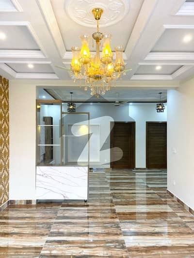 جناح گارڈنز فیز 1 جناح گارڈنز,ایف ای سی ایچ ایس,اسلام آباد میں 5 کمروں کا 8 مرلہ مکان 3.2 کروڑ میں برائے فروخت۔