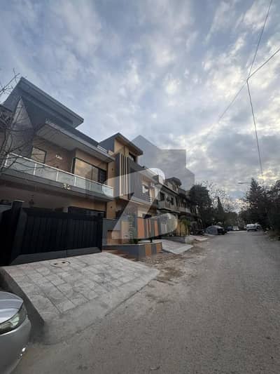 جی ۔ 13 اسلام آباد میں 4 کمروں کا 4 مرلہ مکان 4.45 کروڑ میں برائے فروخت۔