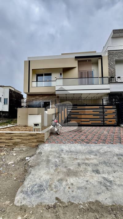 جی ۔ 13 اسلام آباد میں 6 کمروں کا 7 مرلہ مکان 6.95 کروڑ میں برائے فروخت۔