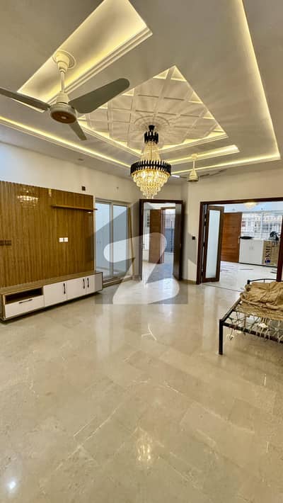 جی ۔ 13 اسلام آباد میں 6 کمروں کا 7 مرلہ مکان 6.92 کروڑ میں برائے فروخت۔