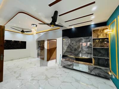 لیک سٹی - سیکٹر ایم-7اے لیک سٹی,رائیونڈ روڈ,لاہور میں 4 کمروں کا 7 مرلہ مکان 1.75 لاکھ میں کرایہ پر دستیاب ہے۔