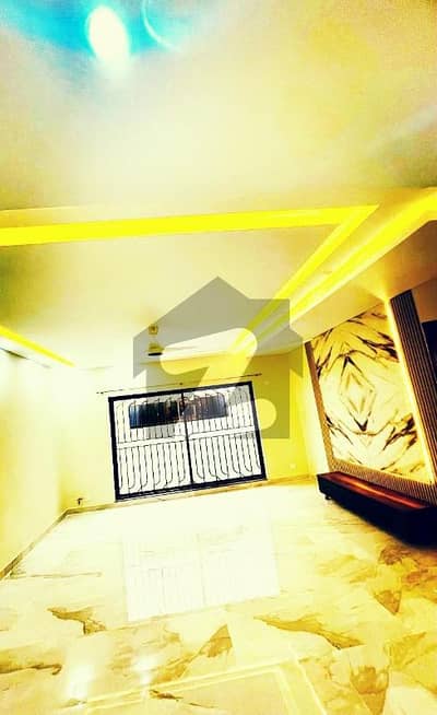 عسکری 10 - سیکٹر ایس عسکری 10,عسکری,لاہور میں 5 کمروں کا 15 مرلہ مکان 9.45 کروڑ میں برائے فروخت۔