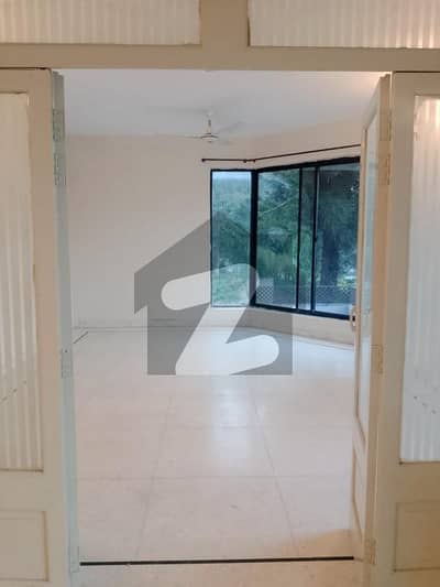 ایف ۔ 10 اسلام آباد میں 4 کمروں کا 1 کنال بالائی پورشن 2.0 لاکھ میں کرایہ پر دستیاب ہے۔