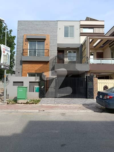 بحریہ ٹاؤن جناح بلاک بحریہ ٹاؤن سیکٹر ای,بحریہ ٹاؤن,لاہور میں 3 کمروں کا 5 مرلہ مکان 2.3 کروڑ میں برائے فروخت۔