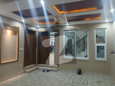 بحریہ انکلیو - سیکٹر بی1 بحریہ انکلیو,بحریہ ٹاؤن,اسلام آباد میں 5 کمروں کا 8 مرلہ مکان 4.2 کروڑ میں برائے فروخت۔