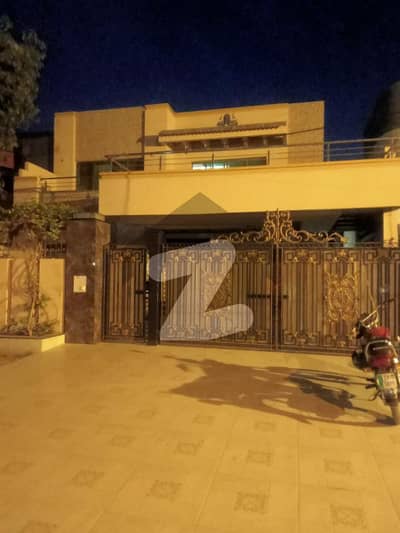 جوہر ٹاؤن لاہور میں 5 کمروں کا 1 کنال مکان 4.25 لاکھ میں کرایہ پر دستیاب ہے۔