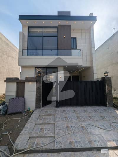 ڈی ایچ اے 9 ٹاؤن ۔ بلاک سی ڈی ایچ اے 9 ٹاؤن,ڈیفنس (ڈی ایچ اے),لاہور میں 4 کمروں کا 5 مرلہ مکان 2.41 کروڑ میں برائے فروخت۔