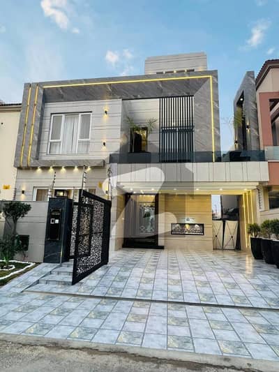 ڈی ایچ اے فیز 8 سابقہ ایئر ایوینیو ڈی ایچ اے فیز 8,ڈی ایچ اے ڈیفینس,لاہور میں 4 کمروں کا 10 مرلہ مکان 4.45 کروڑ میں برائے فروخت۔