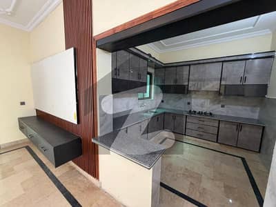 پی ڈبلیو ڈی ہاؤسنگ سکیم اسلام آباد میں 5 کمروں کا 10 مرلہ مکان 3.7 کروڑ میں برائے فروخت۔