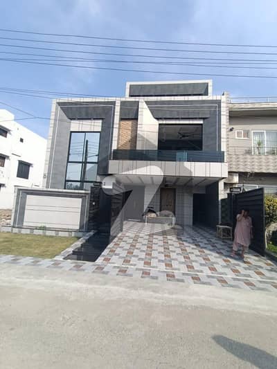 جوبلی ٹاؤن ۔ بلاک بی جوبلی ٹاؤن,لاہور میں 6 کمروں کا 10 مرلہ مکان 4.25 کروڑ میں برائے فروخت۔