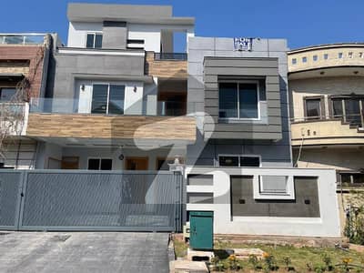 ایف ۔ 17 اسلام آباد میں 5 کمروں کا 8 مرلہ مکان 3.85 کروڑ میں برائے فروخت۔