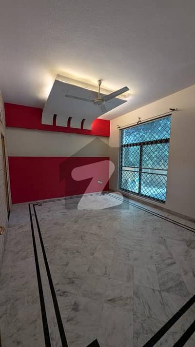 مدینہ ٹاؤن فیصل آباد میں 3 کمروں کا 10 مرلہ مکان 45.0 ہزار میں کرایہ پر دستیاب ہے۔