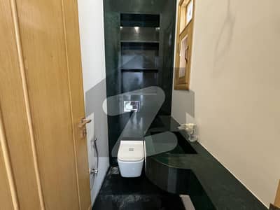 ڈی ایچ اے فیز 8 ڈی ایچ اے ڈیفینس,کراچی میں 3 کمروں کا 4 مرلہ مکان 2.3 لاکھ میں کرایہ پر دستیاب ہے۔