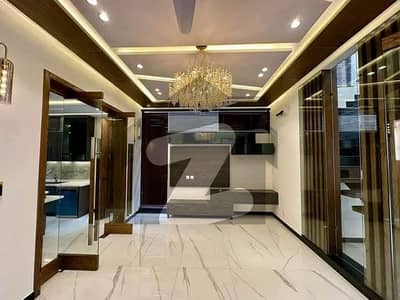 ڈی ایچ اے فیز 8 ڈیفنس (ڈی ایچ اے),لاہور میں 5 کمروں کا 1 کنال مکان 3.25 لاکھ میں کرایہ پر دستیاب ہے۔