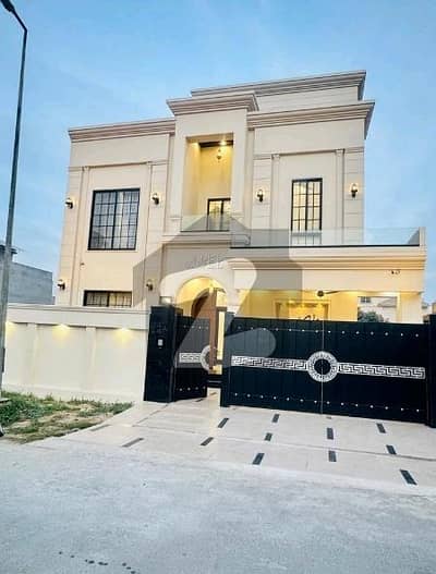 سٹی ہاؤسنگ سوسائٹی گوجرانوالہ میں 5 کمروں کا 10 مرلہ مکان 3.9 کروڑ میں برائے فروخت۔