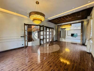 ڈی ایچ اے فیز 8 سابقہ ​​پارک ویو ڈی ایچ اے فیز 8,ڈی ایچ اے ڈیفینس,لاہور میں 5 کمروں کا 1 کنال مکان 2.75 لاکھ میں کرایہ پر دستیاب ہے۔