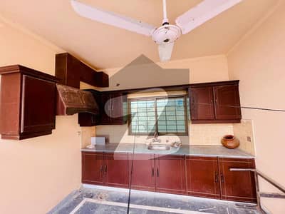 3rd Floor 2 bed 2 bath Upper Portion for Rent in Ali Park