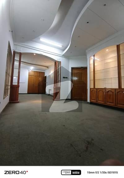 مین بلیوارڈ گلبرگ گلبرگ,لاہور میں 4 کمروں کا 10 مرلہ دفتر 2.9 لاکھ میں کرایہ پر دستیاب ہے۔