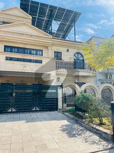 10 MARLA TRIPLE STORY FULL HOUSE FOR RENT WITH SOLAR SYSTEM