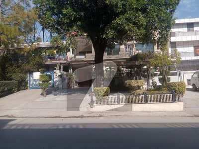 I-8 Beautiful Upper Portion With Separate Gate For Rent