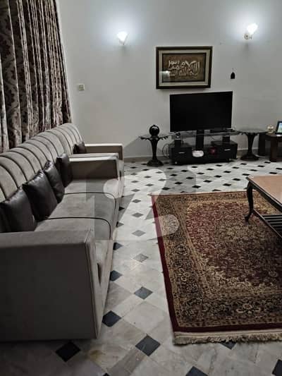 ایف ۔ 10 اسلام آباد میں 1 کنال Studio زیریں پورشن 1.15 لاکھ میں کرایہ پر دستیاب ہے۔