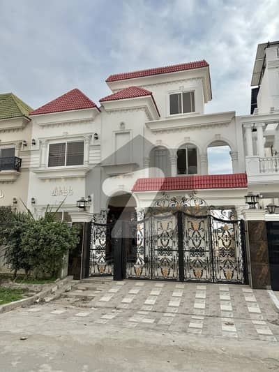 سٹی ہاؤسنگ سوسائٹی سیالکوٹ میں 6 کمروں کا 10 مرلہ مکان 3.5 کروڑ میں برائے فروخت۔