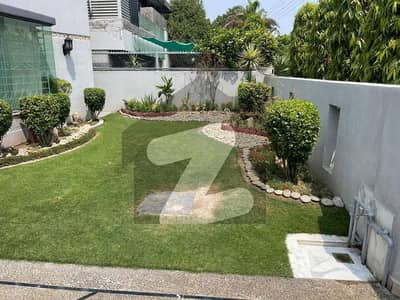 01 KANAL BEAUTIFUL HOUSE FOR RENT IN DHA PHASE 4 HOT LOCATION.