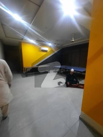 جوہر ٹاؤن لاہور میں 7 کمروں کا 1 کنال مکان 2.5 لاکھ میں کرایہ پر دستیاب ہے۔