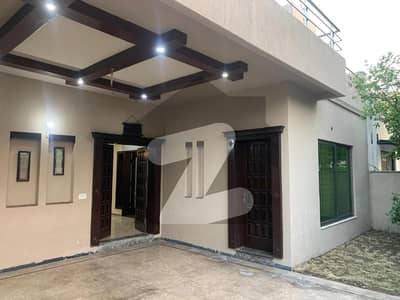 TEN MARLA BEAUTIFULL HOUSE AVAILABLE FOR RENT IN DHA PHASE 4 ,