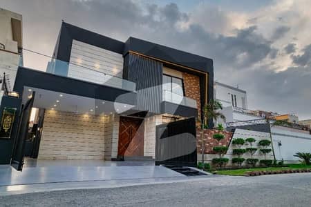 جوہر ٹاؤن لاہور میں 5 کمروں کا 1 کنال مکان 10.0 کروڑ میں برائے فروخت۔