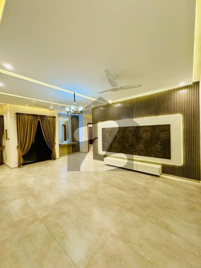 ڈی ایچ اے ڈیفینس فیز 2 ڈی ایچ اے ڈیفینس,اسلام آباد میں 5 کمروں کا 1 کنال مکان 2.5 لاکھ میں کرایہ پر دستیاب ہے۔