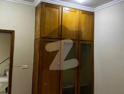 ماڈل ٹاؤن لاہور میں 3 کمروں کا 1 کنال بالائی پورشن 1.25 لاکھ میں کرایہ پر دستیاب ہے۔