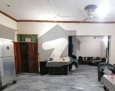 گارڈن ٹاؤن لاہور میں 4 کمروں کا 2 کنال بالائی پورشن 1.75 لاکھ میں کرایہ پر دستیاب ہے۔