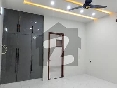 ستارہ ویلی فیصل آباد میں 5 کمروں کا 8 مرلہ مکان 95.0 ہزار میں کرایہ پر دستیاب ہے۔