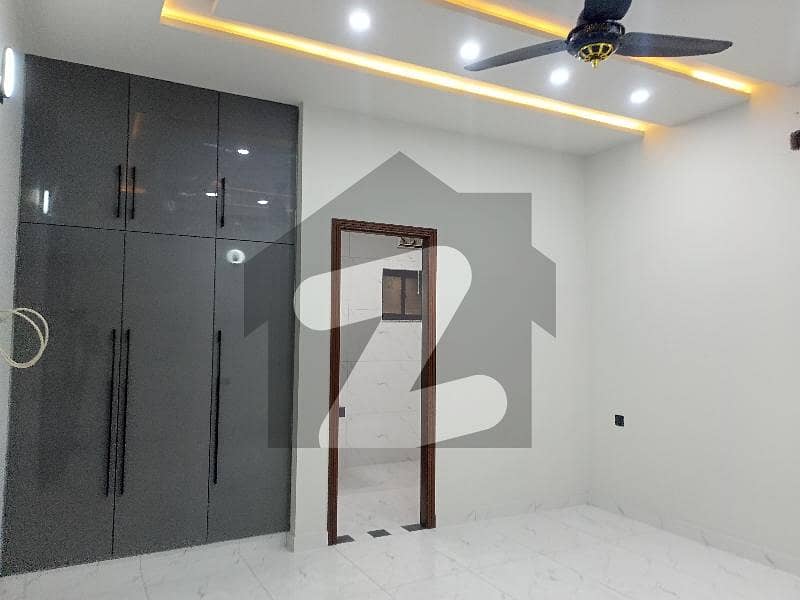 ستارہ ویلی فیصل آباد میں 5 کمروں کا 8 مرلہ مکان 95.0 ہزار میں کرایہ پر دستیاب ہے۔ ستارہ ویلی فیصل آباد میں 5 کمروں کا 8 مرلہ مکان 95.0 ہزار میں کرایہ پر دستیاب ہے۔