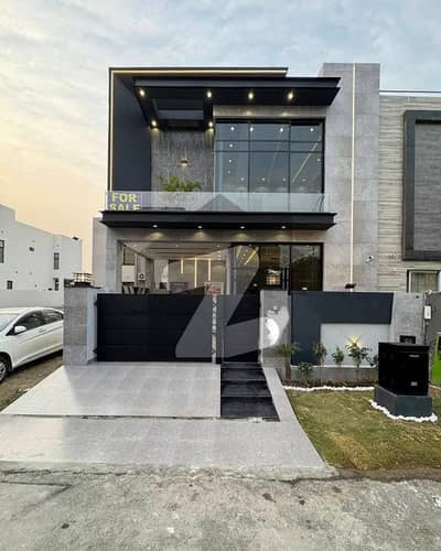 ڈی ایچ اے 9 ٹاؤن ڈیفنس (ڈی ایچ اے),لاہور میں 3 کمروں کا 5 مرلہ مکان 2.4 کروڑ میں برائے فروخت۔