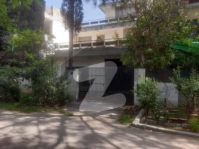 جی ۔ 9/4 جی ۔ 9,اسلام آباد میں 4 کمروں کا 11 مرلہ مکان 7.5 کروڑ میں برائے فروخت۔