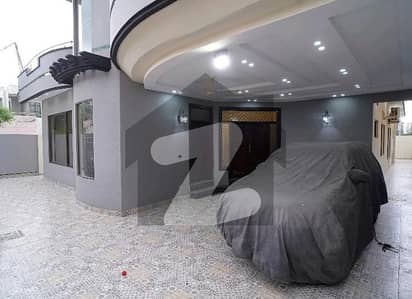 ابدالینزکوآپریٹو ہاؤسنگ سوسائٹی لاہور میں 6 کمروں کا 1 کنال مکان 8.5 کروڑ میں برائے فروخت۔