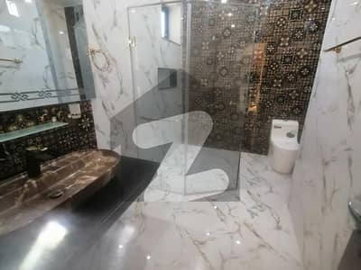 بوسان روڈ ملتان میں 5 کمروں کا 10 مرلہ مکان 83.0 ہزار میں کرایہ پر دستیاب ہے۔