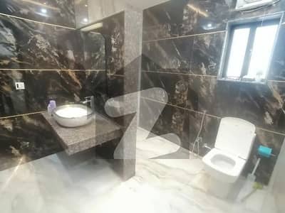 بوسان روڈ ملتان میں 7 کمروں کا 1 کنال مکان 1.7 لاکھ میں کرایہ پر دستیاب ہے۔