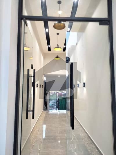 ڈی ایچ اے فیز 8 ڈی ایچ اے ڈیفینس,کراچی میں 3 کمروں کا 8 مرلہ فلیٹ 1.8 لاکھ میں کرایہ پر دستیاب ہے۔