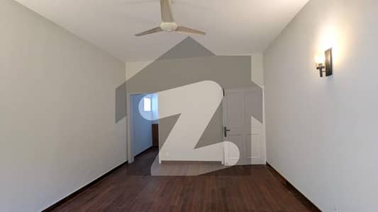 ایف ۔ 6 اسلام آباد میں 4 کمروں کا 2 کنال مکان 6.99 لاکھ میں کرایہ پر دستیاب ہے۔