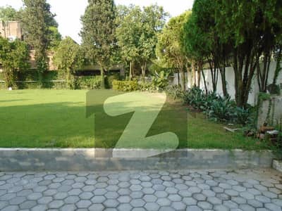 Prime Location Excellent House Tiled Floor Lush Green Garden Ideal For Foreigners-