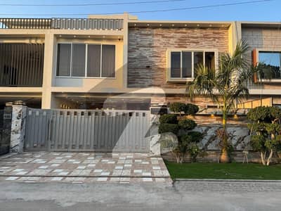 بش ایگزیکٹو ولاز ملتان میں 5 کمروں کا 10 مرلہ مکان 4.4 کروڑ میں برائے فروخت۔