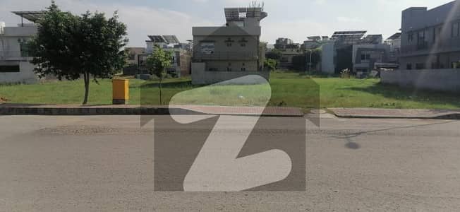 1 KANAL BOULEVARD PLOT WITH TOP LOCATION IS AVAILABLE FOR SALE IN BLOCK A-1